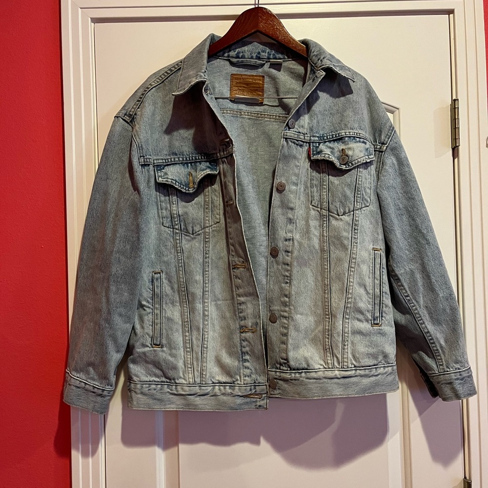 NWOT LEVI’S OVERSIZED DENIM JACKET